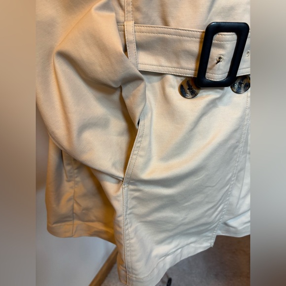 $17🌲 COUNTDOWN TO BLACK FRIDAY PRICE
Liz Claiborne Outerwear short khaki trench - Picture 4 of 4